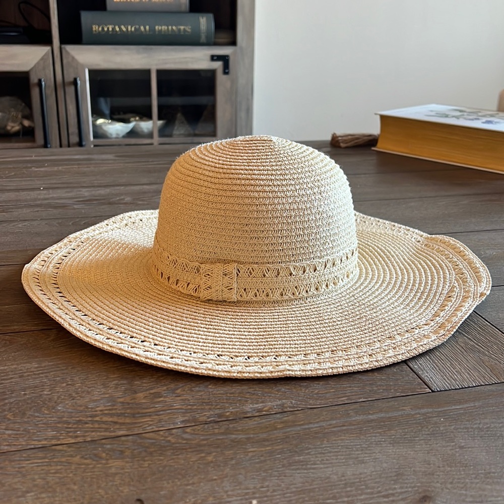 🆕 Large Beige Straw Hat